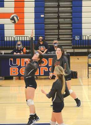 Madi Varner resets for the kill as Union upended Ridgeview. PHOTO BY KELLEY PEARSON